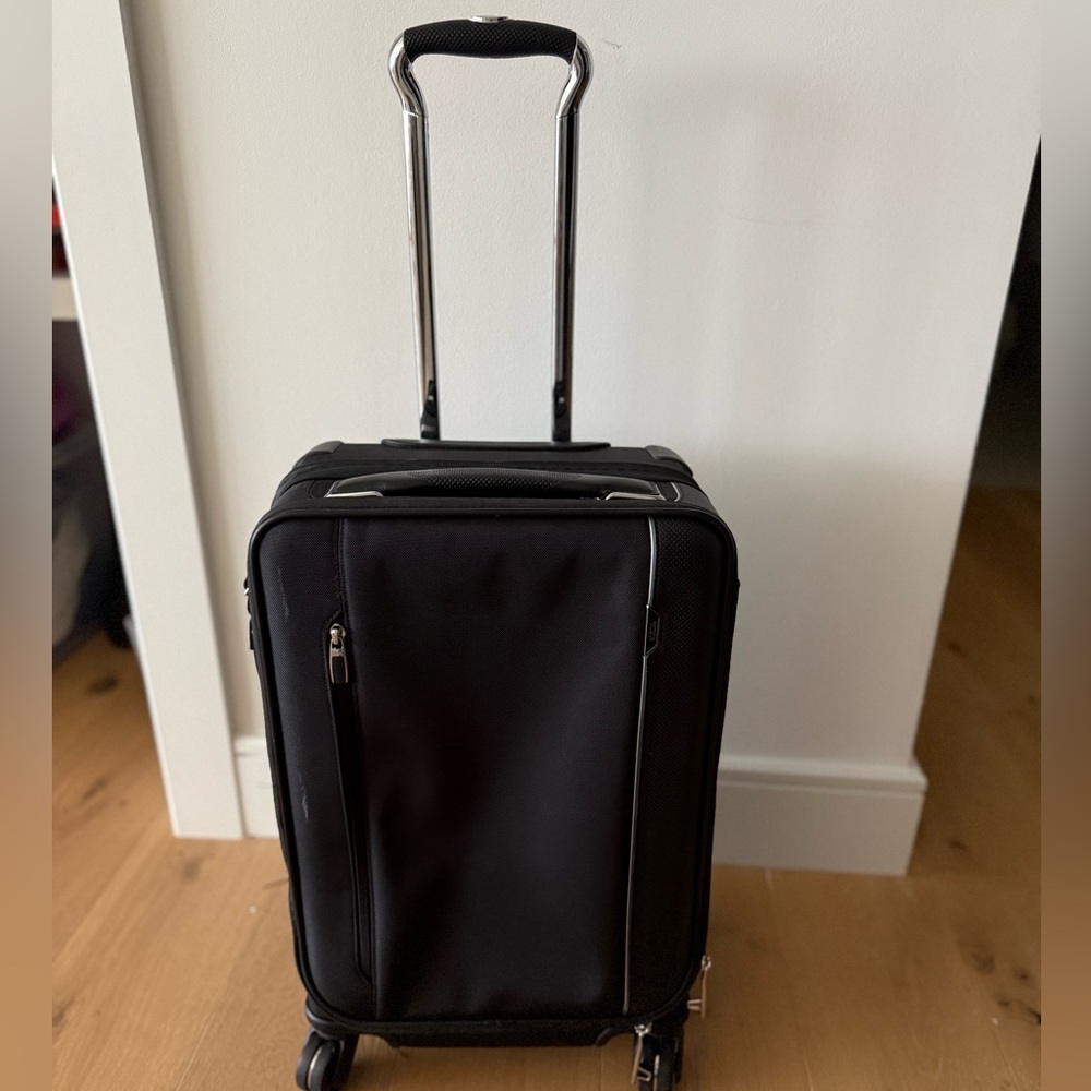 TUMI AlphaInternational Dual Access 4 Wheeled CarryOn 22in .Excellent PREOWNED